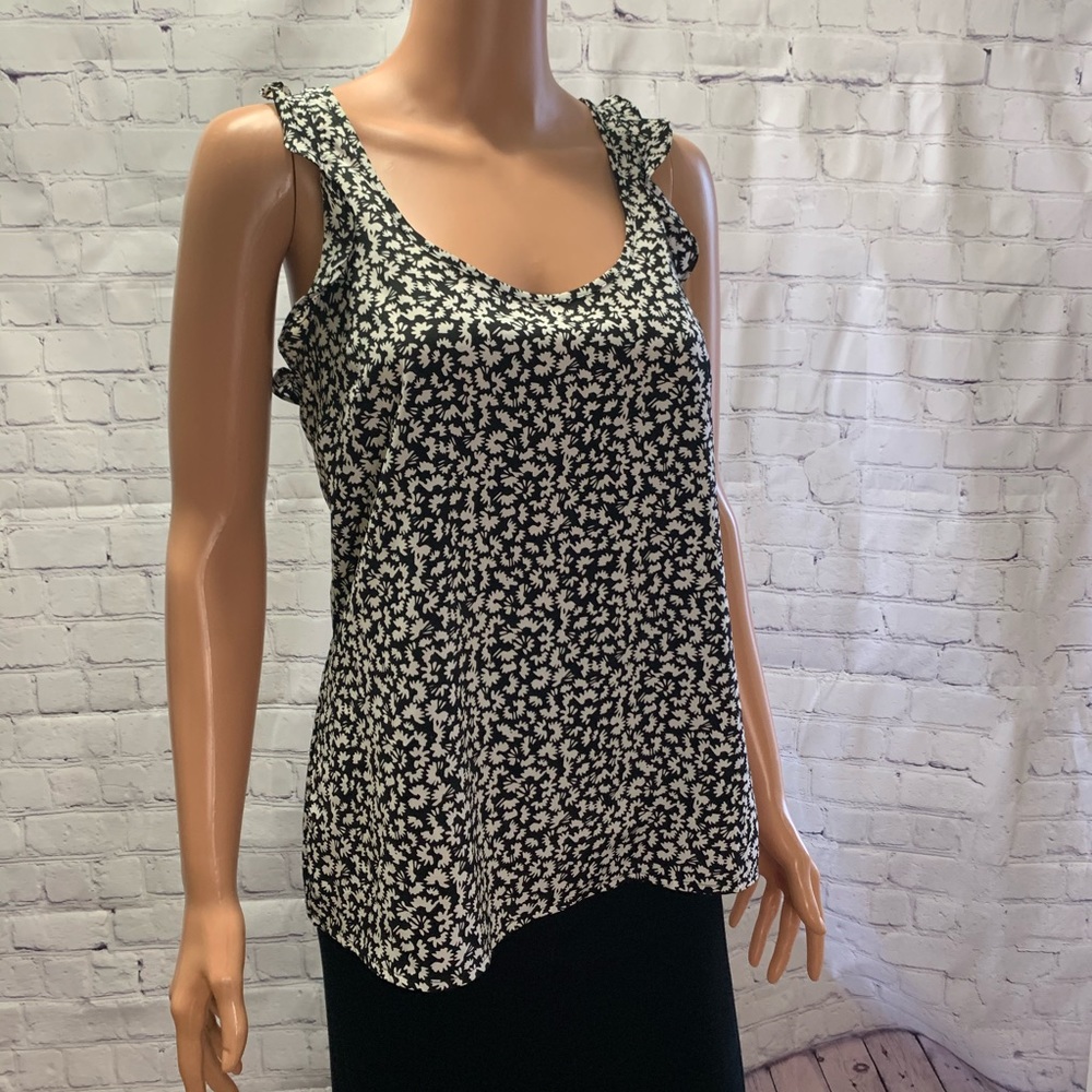 Elle Sleeveless black and white floral top size small boho